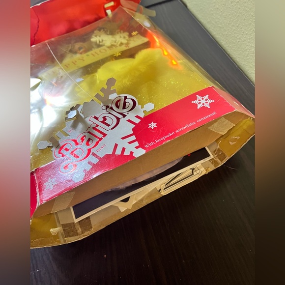 💥VINTAGE💥1989 Holidays Barbie Doll with Keepsake Snowflake Ornament - Picture 4 of 7